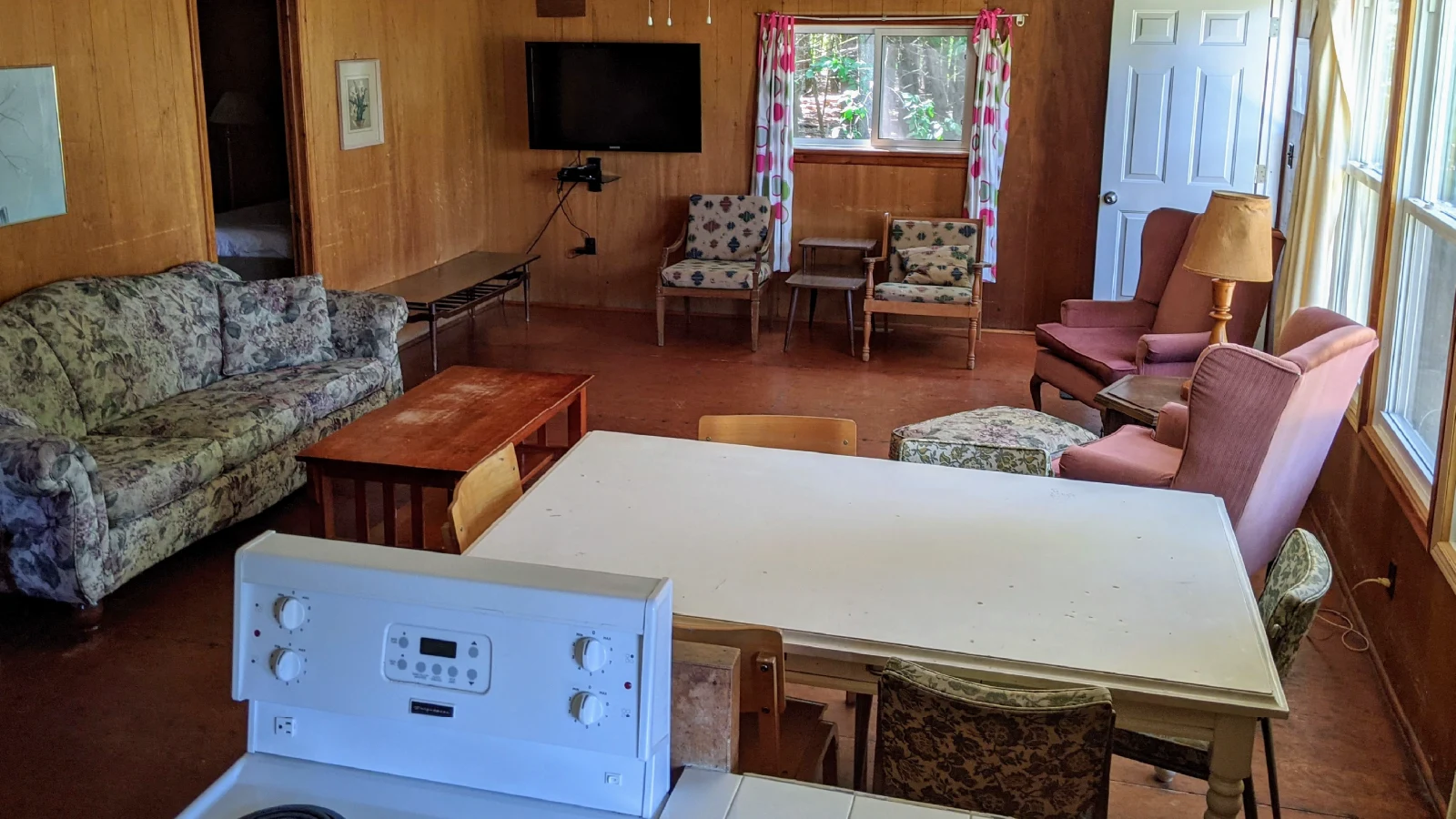 Pigeon-Lake-Resort-Cottage-twelve-living-room-from-kitchen